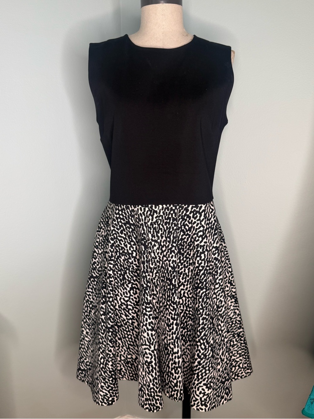 Diane von Furstenberg Black & White Fit‑and‑Flare Dress – Size 10